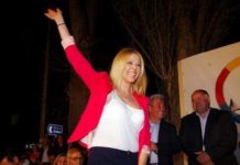 Κωλοτουμπα απο Δαριβέρη: “Ασυνεπεια λογων και εργων” Τα έχωνε κ πηγε στον ΠΑΓΩΝΗ τζοανα δαριβερη παγωνη