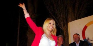 Κωλοτουμπα απο Δαριβέρη: “Ασυνεπεια λογων και εργων” Τα έχωνε κ πηγε στον ΠΑΓΩΝΗ τζοανα δαριβερη παγωνη