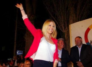 Κωλοτουμπα απο Δαριβέρη: “Ασυνεπεια λογων και εργων” Τα έχωνε κ πηγε στον ΠΑΓΩΝΗ τζοανα δαριβερη παγωνη