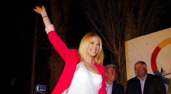 Κωλοτουμπα απο Δαριβέρη: “Ασυνεπεια λογων και εργων” Τα έχωνε κ πηγε στον ΠΑΓΩΝΗ τζοανα δαριβερη παγωνη