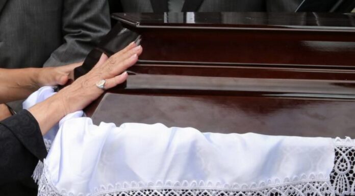 Χαλκίδα: Σπαρακτικό αντίο στην 16χρονη Αναστασία που σκοτώθηκε σε τροχαίο – Λύγισαν οι συμμαθητές της