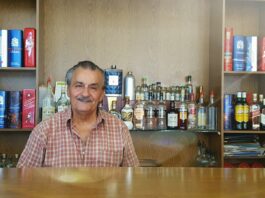 Η Χαλκίδα αποχαιρετά τον Γιώργο Βάζο – Το ιστορικό καφέ-ουζερί της Χαϊνά