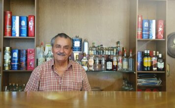 Η Χαλκίδα αποχαιρετά τον Γιώργο Βάζο – Το ιστορικό καφέ-ουζερί της Χαϊνά