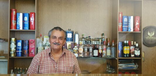 Η Χαλκίδα αποχαιρετά τον Γιώργο Βάζο – Το ιστορικό καφέ-ουζερί της Χαϊνά