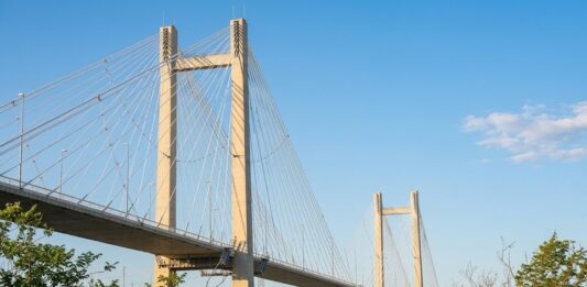 «Θα πηδήξω από τη γέφυρα»: Το σοκαριστικό περιστατικό με μαθήτρια στη Χαλκίδα και η αποκάλυψη για τη μοναξιά της