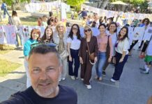 Χαλκίδα: Το πολύχρωμο «ποτάμι» αγάπης στην Πλατεία Δικαστηρίων που συγκίνησε την τοπική κοινωνία