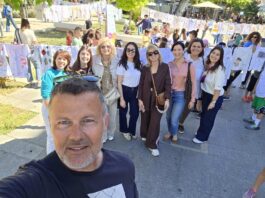 Χαλκίδα: Το πολύχρωμο «ποτάμι» αγάπης στην Πλατεία Δικαστηρίων που συγκίνησε την τοπική κοινωνία