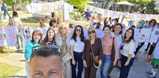 Χαλκίδα: Το πολύχρωμο «ποτάμι» αγάπης στην Πλατεία Δικαστηρίων που συγκίνησε την τοπική κοινωνία