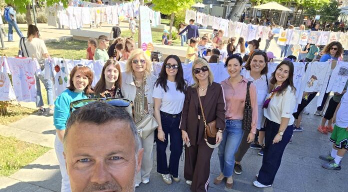 Χαλκίδα: Το πολύχρωμο «ποτάμι» αγάπης στην Πλατεία Δικαστηρίων που συγκίνησε την τοπική κοινωνία