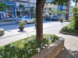 Οργή στη Χαλκίδα: Μετέτρεψαν το δικαστικό μέγαρο σε απέραντη χωματερή μετά από δίκη – Η εικόνα που προκαλεί αντιδράσεις