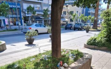 Οργή στη Χαλκίδα: Μετέτρεψαν το δικαστικό μέγαρο σε απέραντη χωματερή μετά από δίκη – Η εικόνα που προκαλεί αντιδράσεις