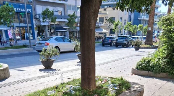 Οργή στη Χαλκίδα: Μετέτρεψαν το δικαστικό μέγαρο σε απέραντη χωματερή μετά από δίκη – Η εικόνα που προκαλεί αντιδράσεις