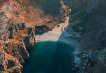 Αρχάμπολη, η τροπική παραλία της Εύβοιας όπου οι νεκροί… βγαίνουν από το κύμα: Το «στοιχειωμένο» μυστικό του Κάβο Ντόρο