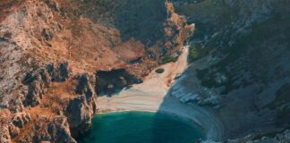 Αρχάμπολη, η τροπική παραλία της Εύβοιας όπου οι νεκροί… βγαίνουν από το κύμα: Το «στοιχειωμένο» μυστικό του Κάβο Ντόρο