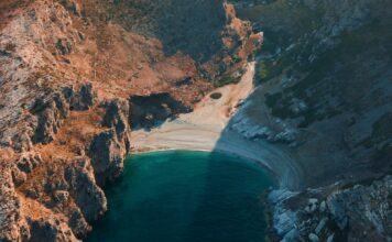Αρχάμπολη, η τροπική παραλία της Εύβοιας όπου οι νεκροί… βγαίνουν από το κύμα: Το «στοιχειωμένο» μυστικό του Κάβο Ντόρο