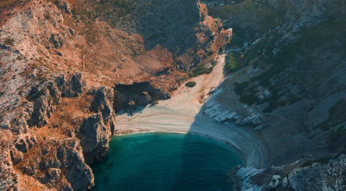 Αρχάμπολη, η τροπική παραλία της Εύβοιας όπου οι νεκροί… βγαίνουν από το κύμα: Το «στοιχειωμένο» μυστικό του Κάβο Ντόρο
