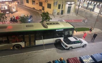 Χαλκίδα: Παράνομο παρκάρισμα «μπλόκαρε» αστικό λεωφορείο στην οδό Βενιζέλου – Απίστευτη ταλαιπωρία στο κέντρο