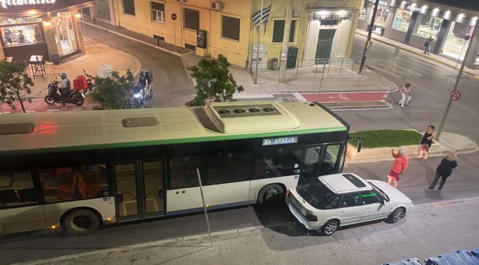 Χαλκίδα: Παράνομο παρκάρισμα «μπλόκαρε» αστικό λεωφορείο στην οδό Βενιζέλου – Απίστευτη ταλαιπωρία στο κέντρο